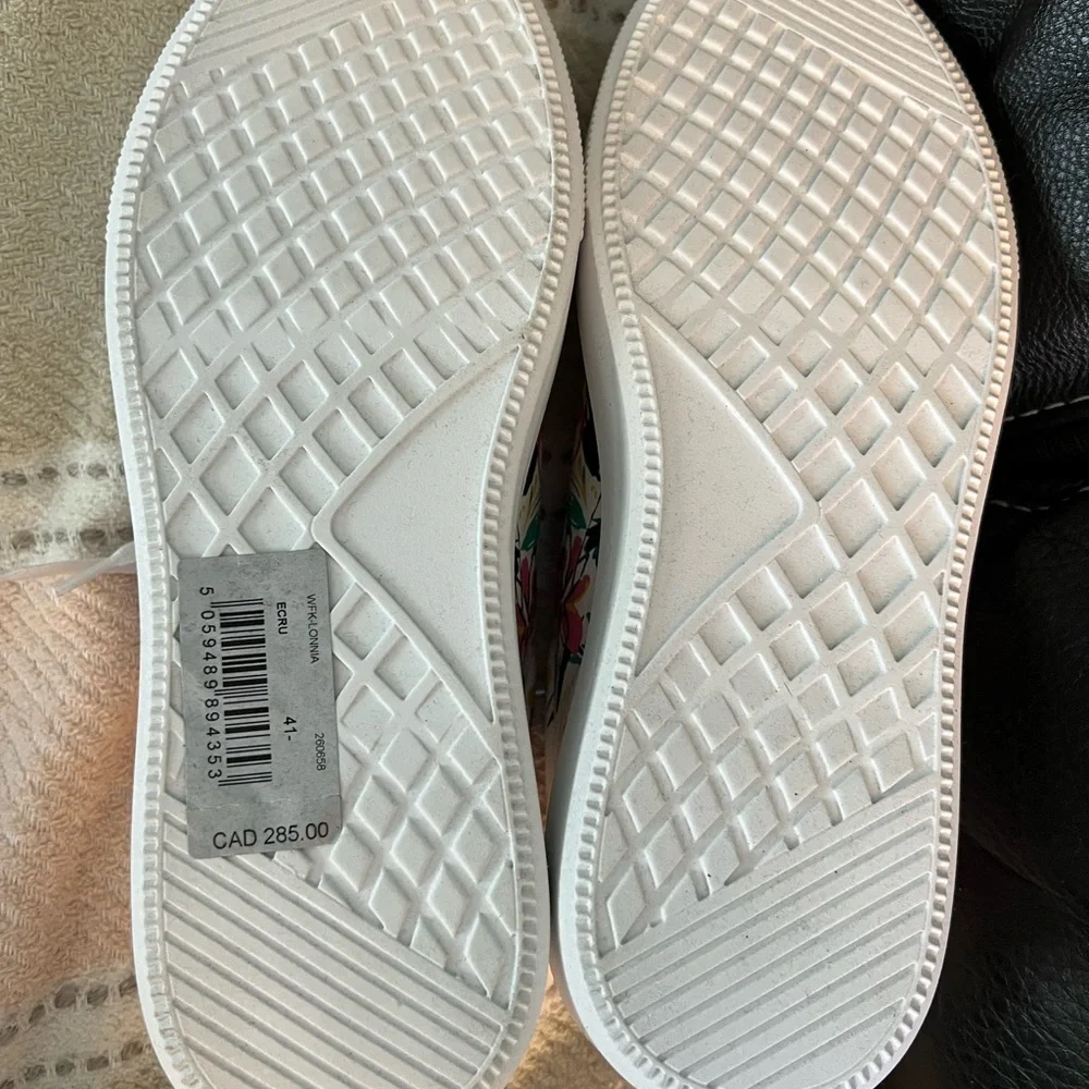 Ted Baker size10-10.30 leather floral fashion sneakers. - Picture 4 of 9